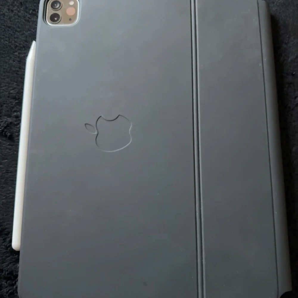 Black Tablet with original apple Keyboard Case